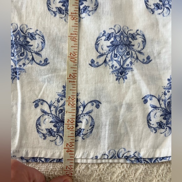 Jones New York Women’s large sleeveless white w/blue detailing - Picture 4 of 4